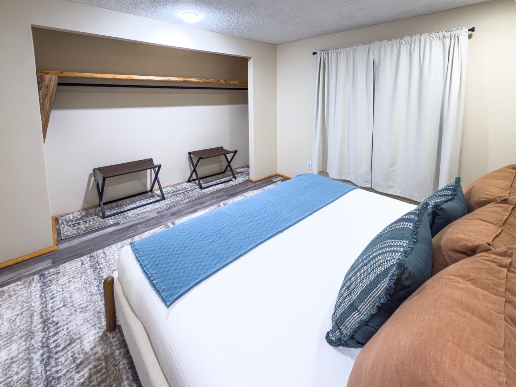 Upstairs king bedroom — detail