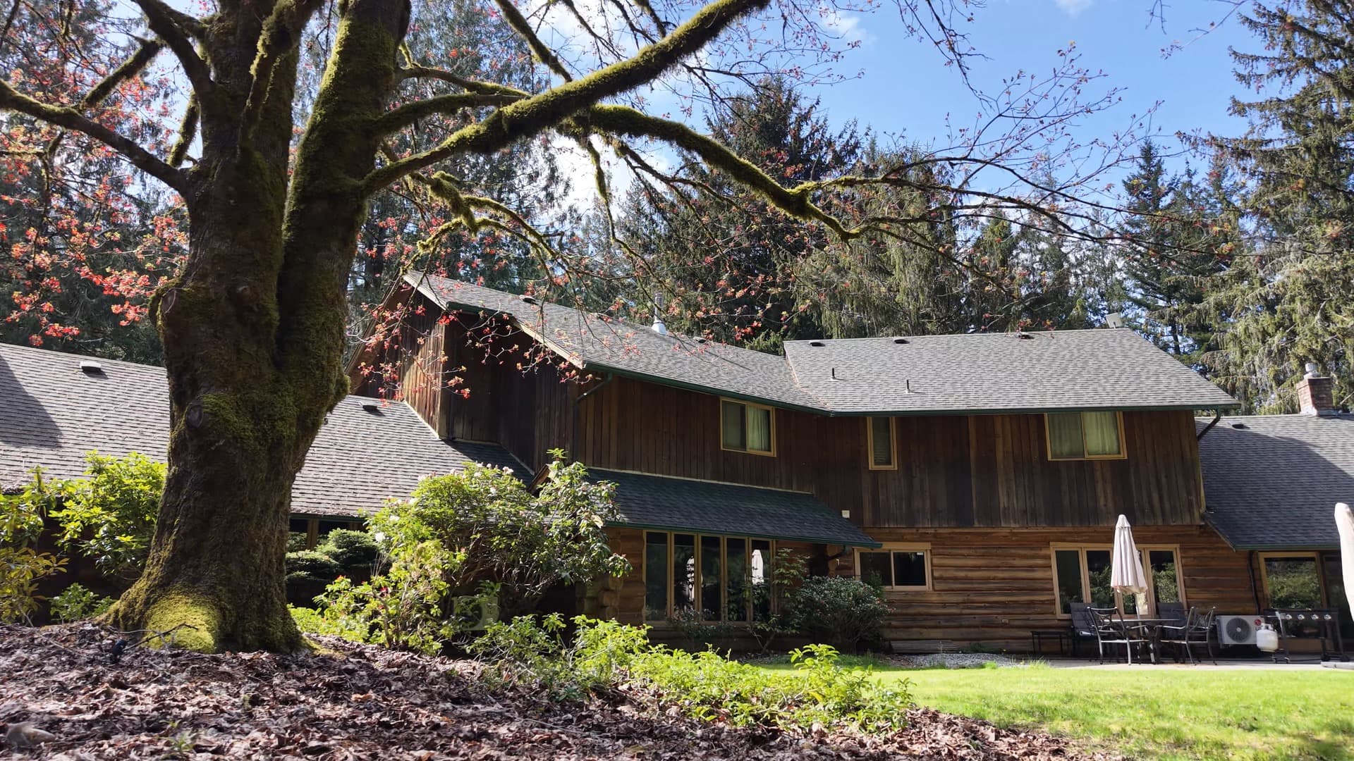 Red Mountain Retreat — the lodge from the front